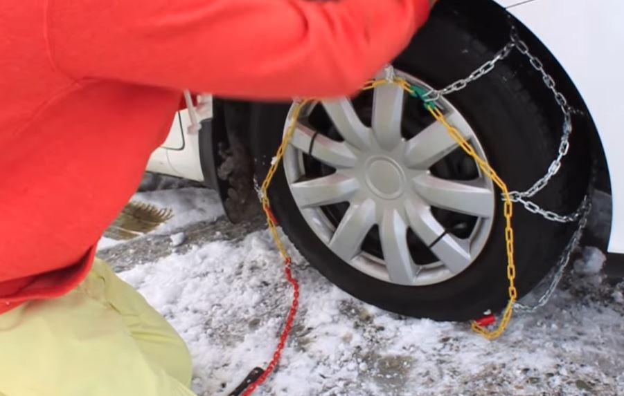 Sneeuwkettingen? Wat is verplicht in de auto in het buitenland en hoe plaats ik deze?